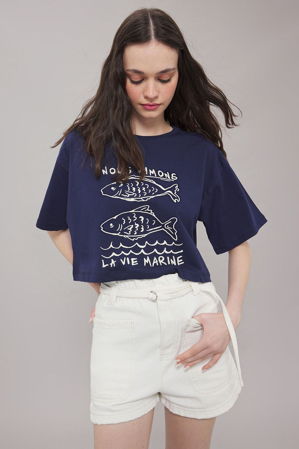 TRENDYOLMILLA Lacivert %100 Pamuk Relaxed/Rahat Kal?p Crop Bask?l? Orme T-Shirt TWOSS25TS00080