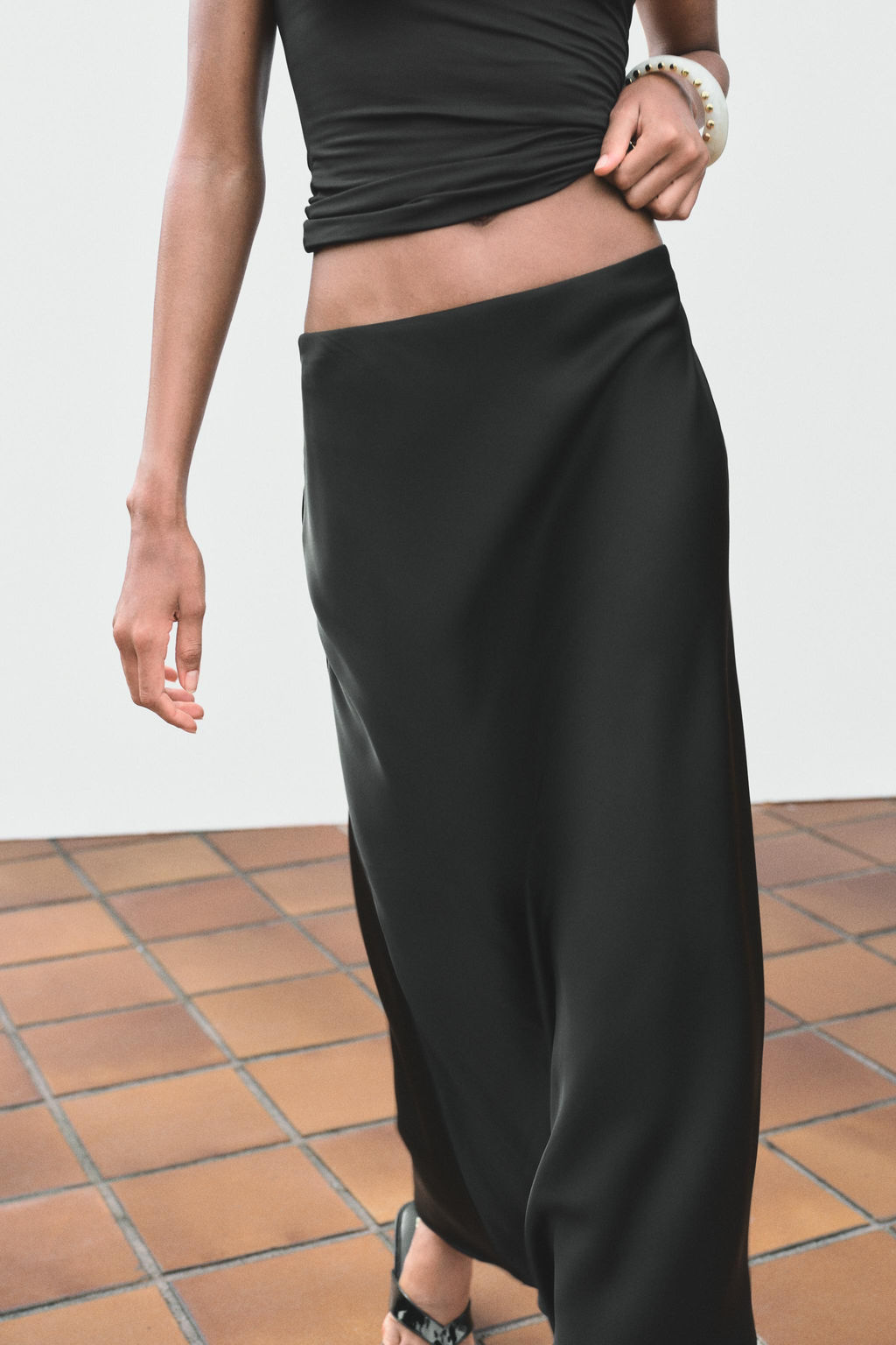 FALDA MIDI SATINADA / Negro - Zara фото 4
