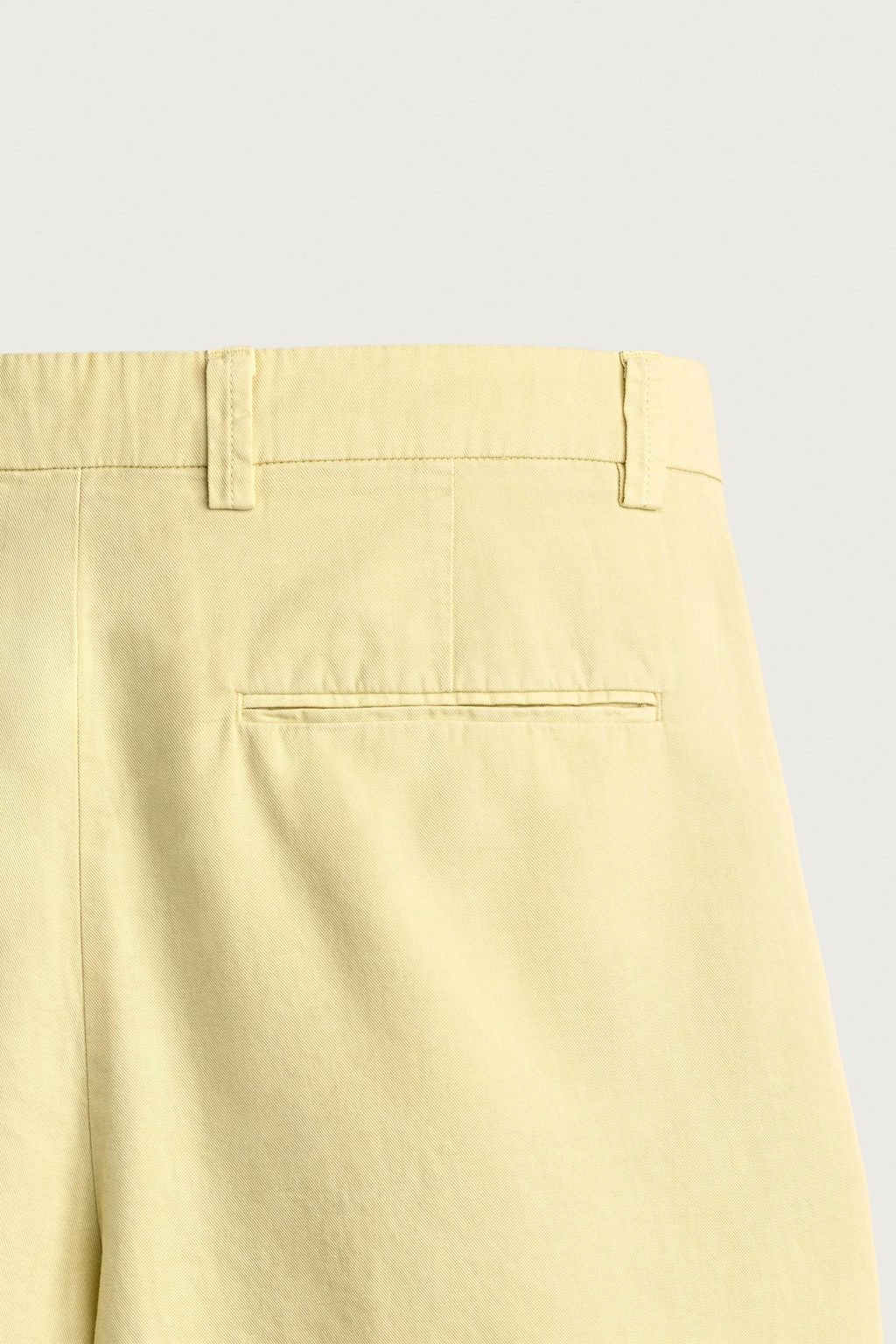 BERMUDA PLIEGUES REGULAR FIT / Amarillo claro
