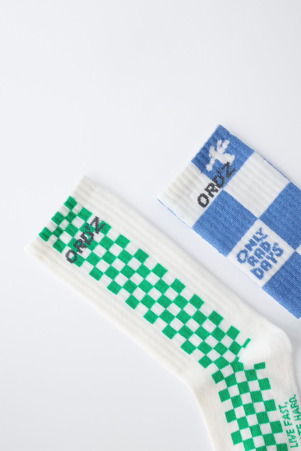 PACK DOS CALCETINES ALTOS CUADRO DAMERO LOGO / Blanco