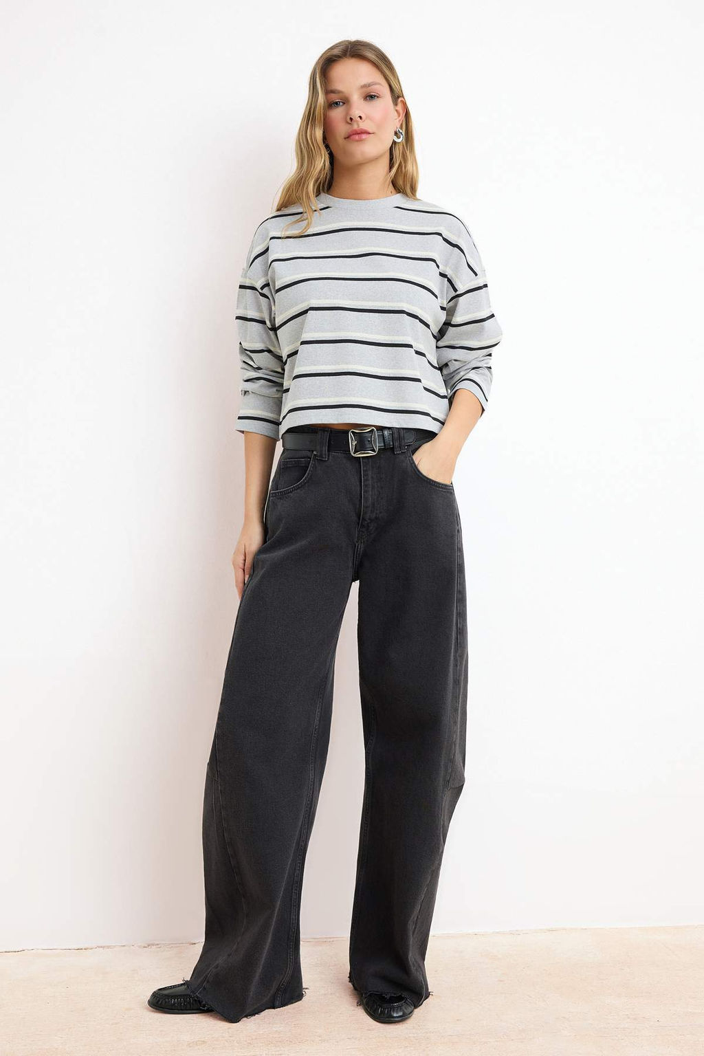 Wardrobe Essentials-Gri Cizgili Relaxed/Rahat Kal?p Dusuk Kol %100 Pamuk Orme T-Shirt TWOSS26TS00019