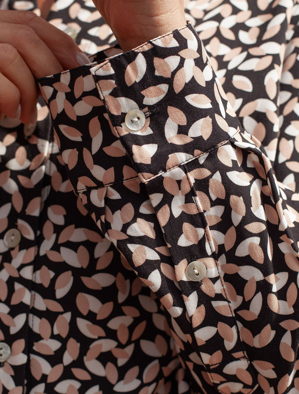 D29.269 Блузка женская черный-бежевый