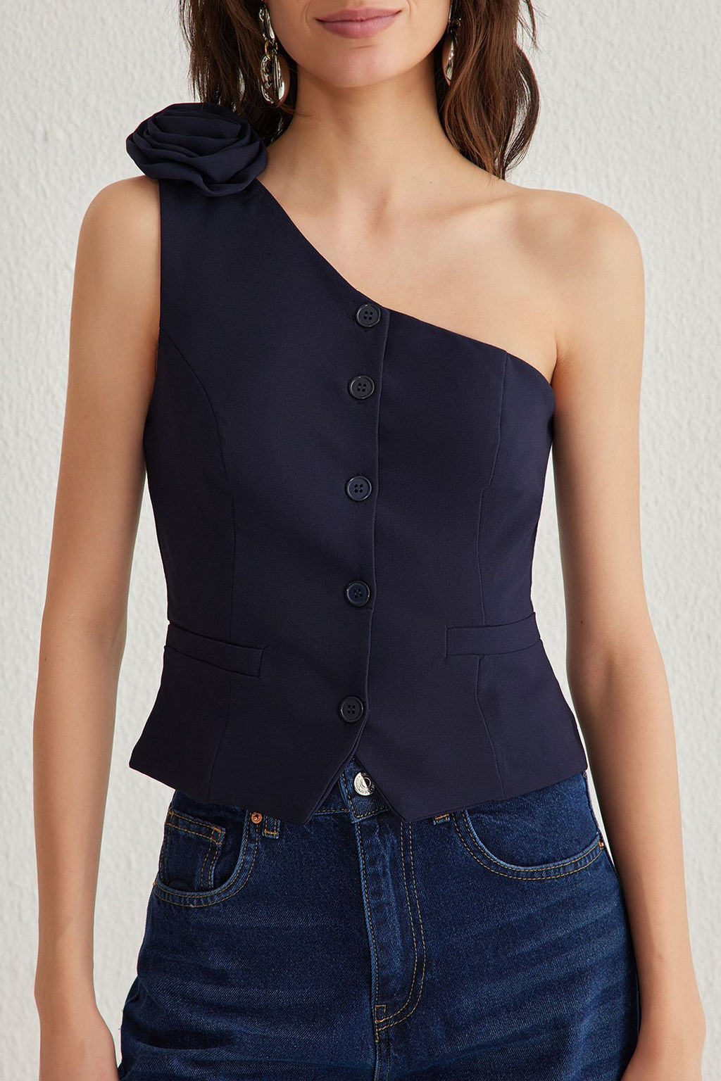 TRENDYOLMILLA Limited Edition Koyu Lacivert Fitted Tek Omuz Gullu Crop Dokuma Yelek TWOSS24YE00038  фото 3
