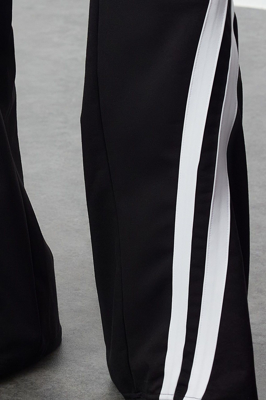 TRENDYOLMILLA Siyah Renk Bloklu Serit Detayl? Genis Paca Orme Spor Esofman Alt? THMAW25EA00000