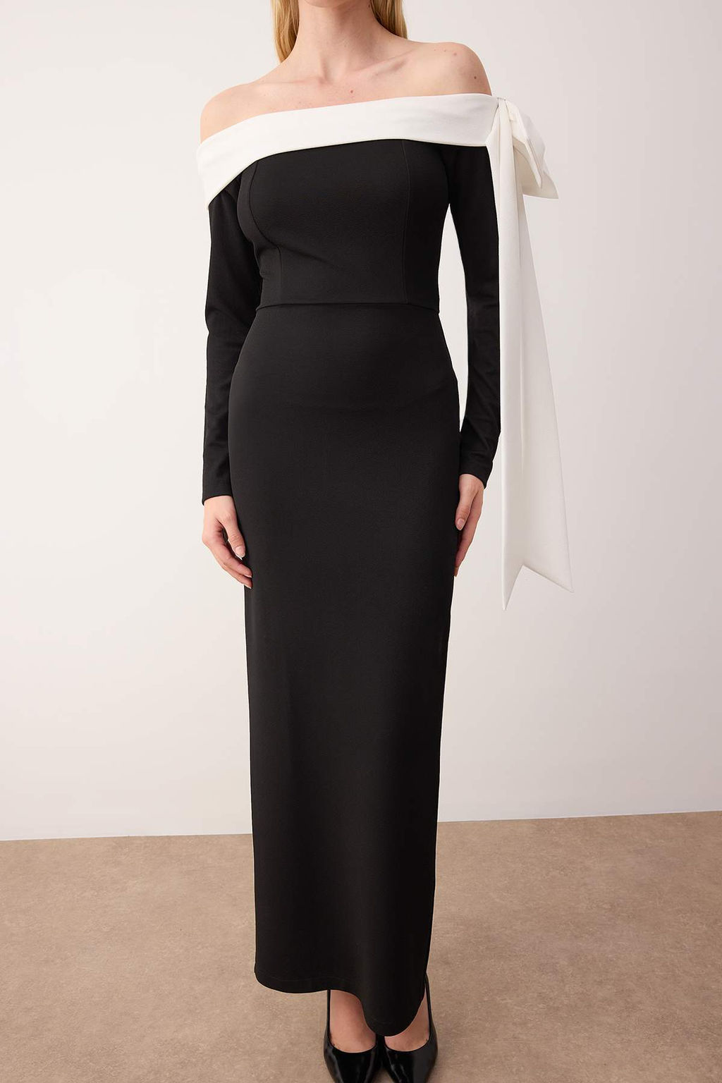 Siyah-Beyaz Fiyonk Detayl? Orme Krep Maxi Astars?z S?k/Gece Elbise TPRAW26EL00106 - Trendyolmilla фото 5