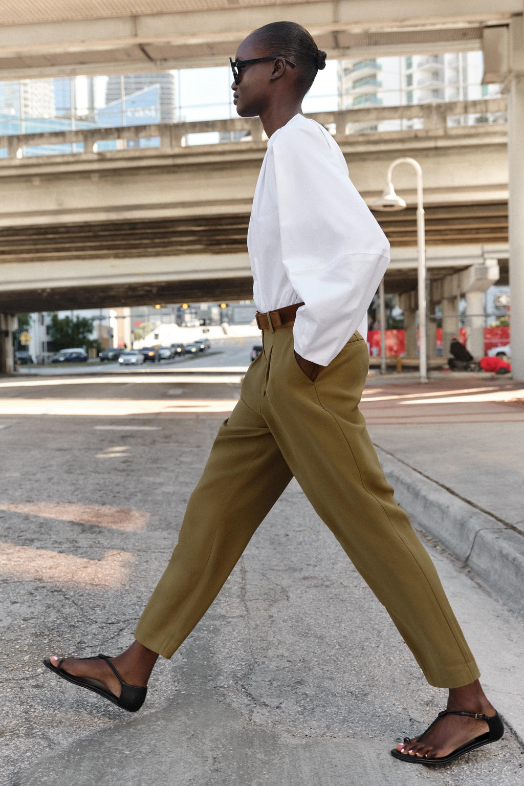 PANTAL?N PINZAS CINTUR?N / Khaki - Zara фото 6