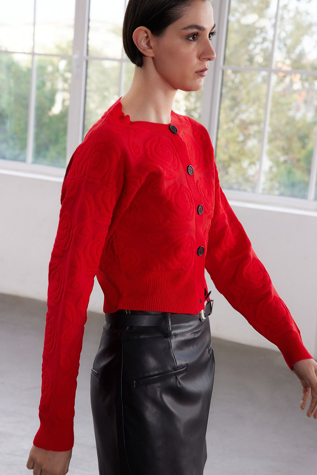 TRENDYOLMILLA Limited Edition K?rm?z? Crop Yumusak Dokulu Gul Orgulu Ceket Gorunumlu Triko H?rka TWOAW25HI00322