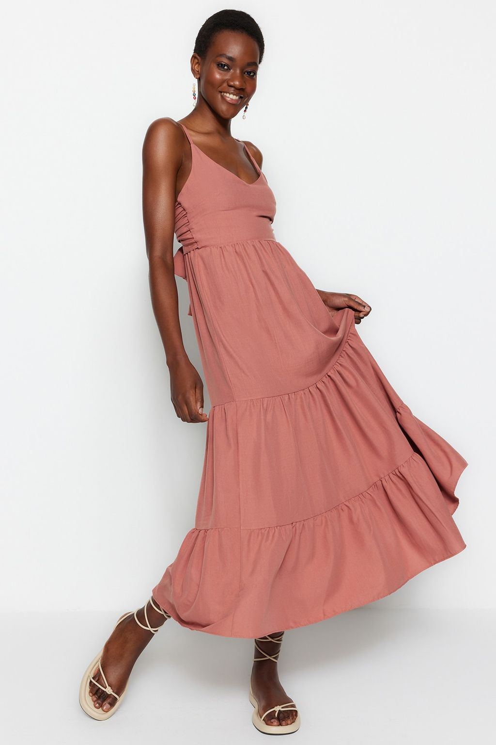 TRENDYOLMILLA Gul Kurusu Etegi Volanl? S?rt Baglama Detayl? Ask?l? Maxi Dokuma Elbise TWOSS23EL00027  фото 8