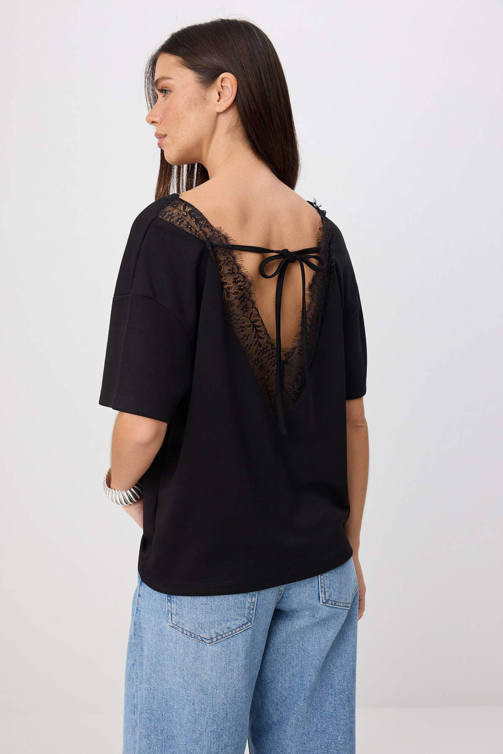 Siyah Regular/Normal Kal_p V Yaka Kolsuz Dantel Detayl_ Krep _rme T-shirt TWOSS26TS00305 - Trendyolmilla фото 4