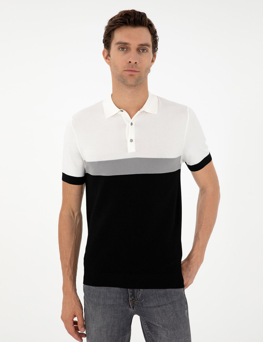 Черный зауженный свитер