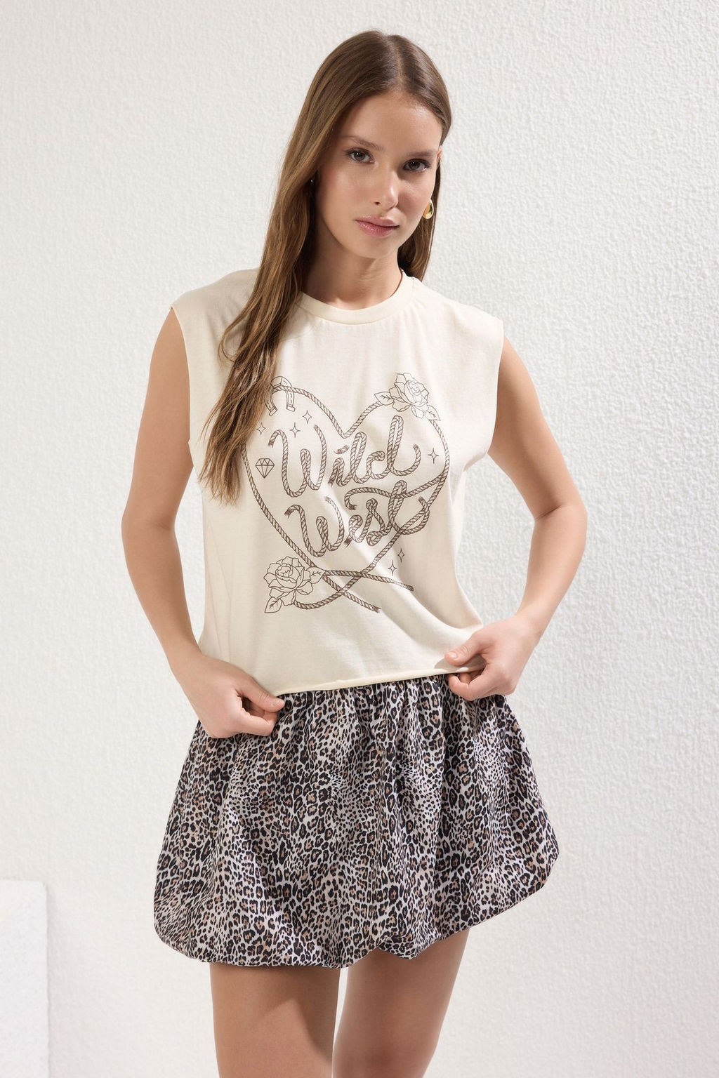 Tas %100 Pamuk Bask?l? Kolsuz Relaxed/Rahat Kal?p Crop Bisiklet Yaka Orme T-Shirt TWOSS23TS00122