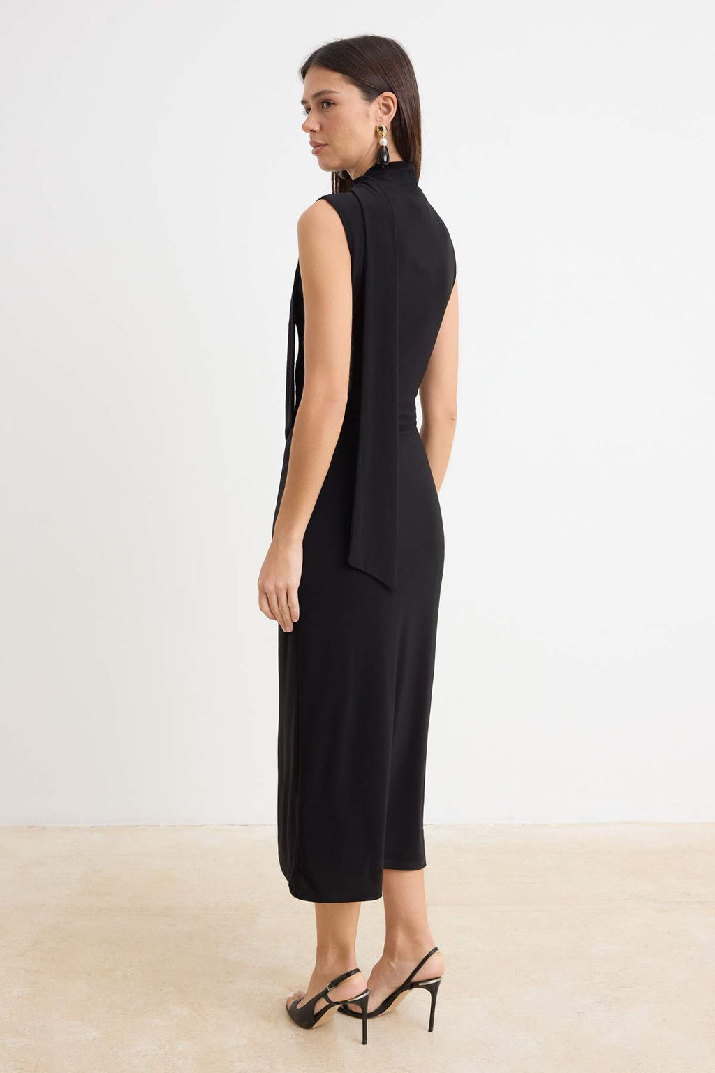Siyah D_z A-line/_an Form V Yaka _al Detayl_ Midi _rme Elbise TWOSS26EL00739 - Trendyolmilla фото 4