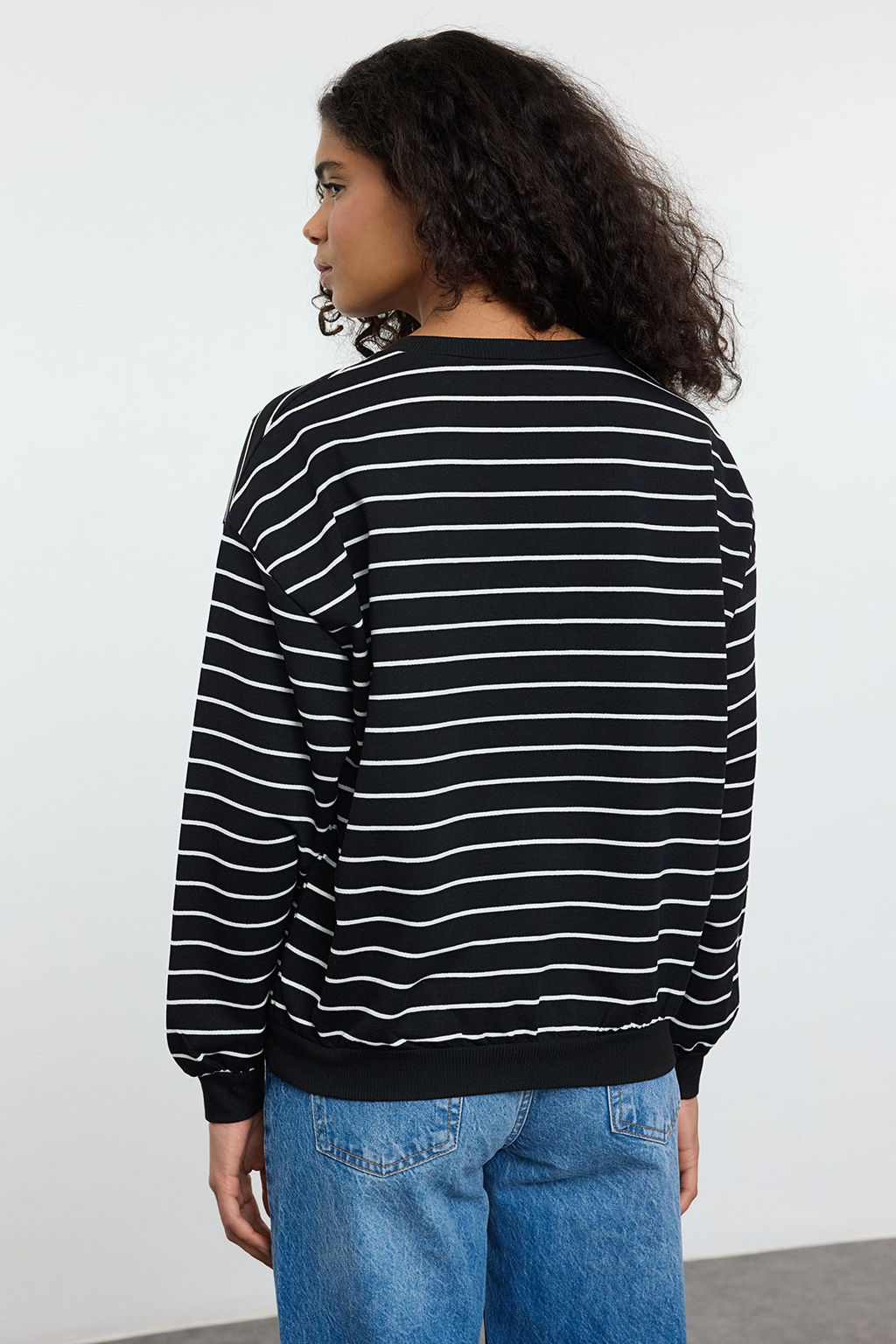 TRENDYOLMILLA Siyah 2 Iplik Bisiklet Yaka Cizgili Regular Orme Sweatshirt TWOAW25SW00324
