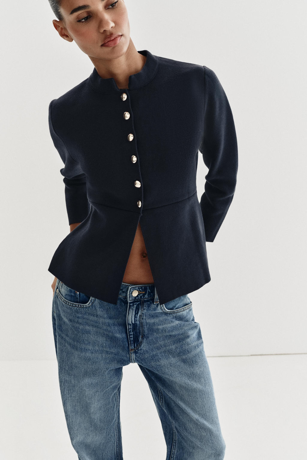 CHAQUETA PUNTO PEPLUM BOT?N DORADO / Marino