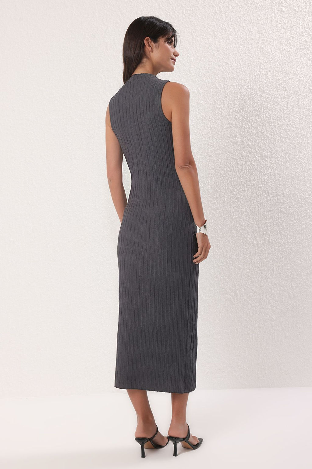 TRENDYOLMILLA Kahverengi Dokulu Kumas Dik Yaka Vucuda Oturan Esnek Maxi Orme Elbise TWOSS25EL00163  фото 13