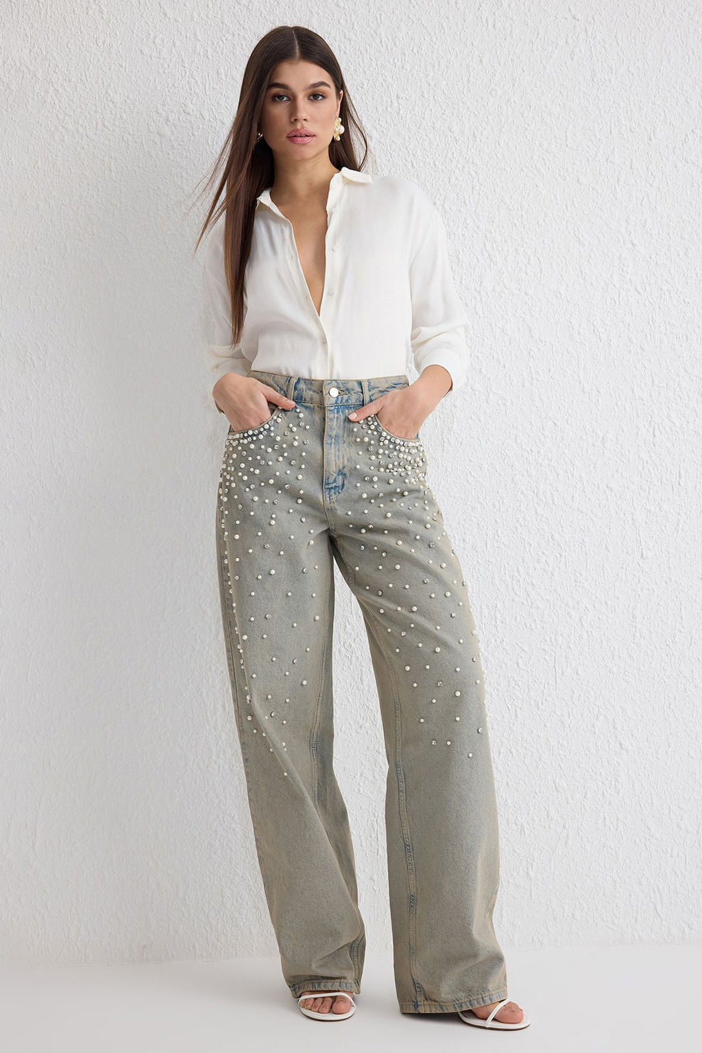 TRENDYOLMILLA Mavi Inci Detayl? Tasl? Normal Bel Barrel Skater Jeans TWOSS25JE00028