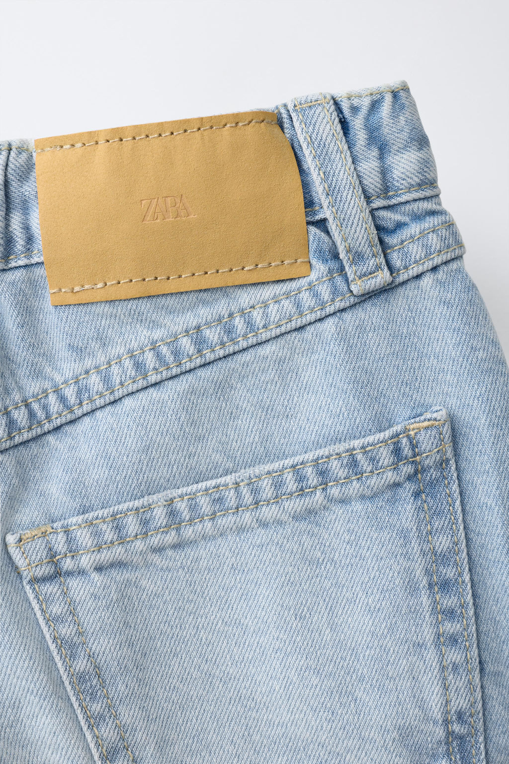 BERMUDA DENIM PARCHES CORAZONES / Azul claro