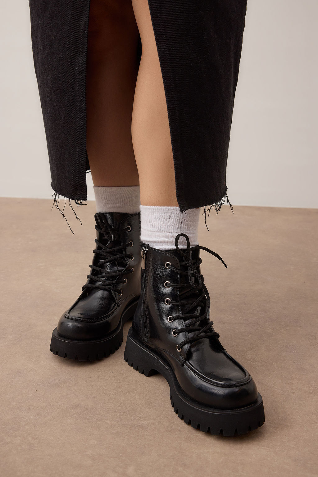 Siyah Kal?n Duz Taban Bagc?kl? Kad?n Postal Bot TAKAW26BO00117 - Trendyolmilla фото 2