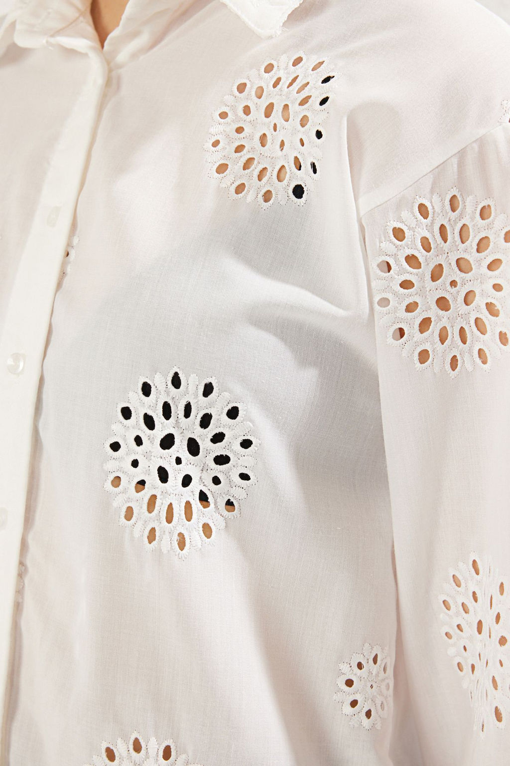 TRENDYOLMILLA Beyaz Brode Nak?s Detayl? Oversize Genis Kal?p Dokuma Gomlek TWOSS25GO00028  фото 4