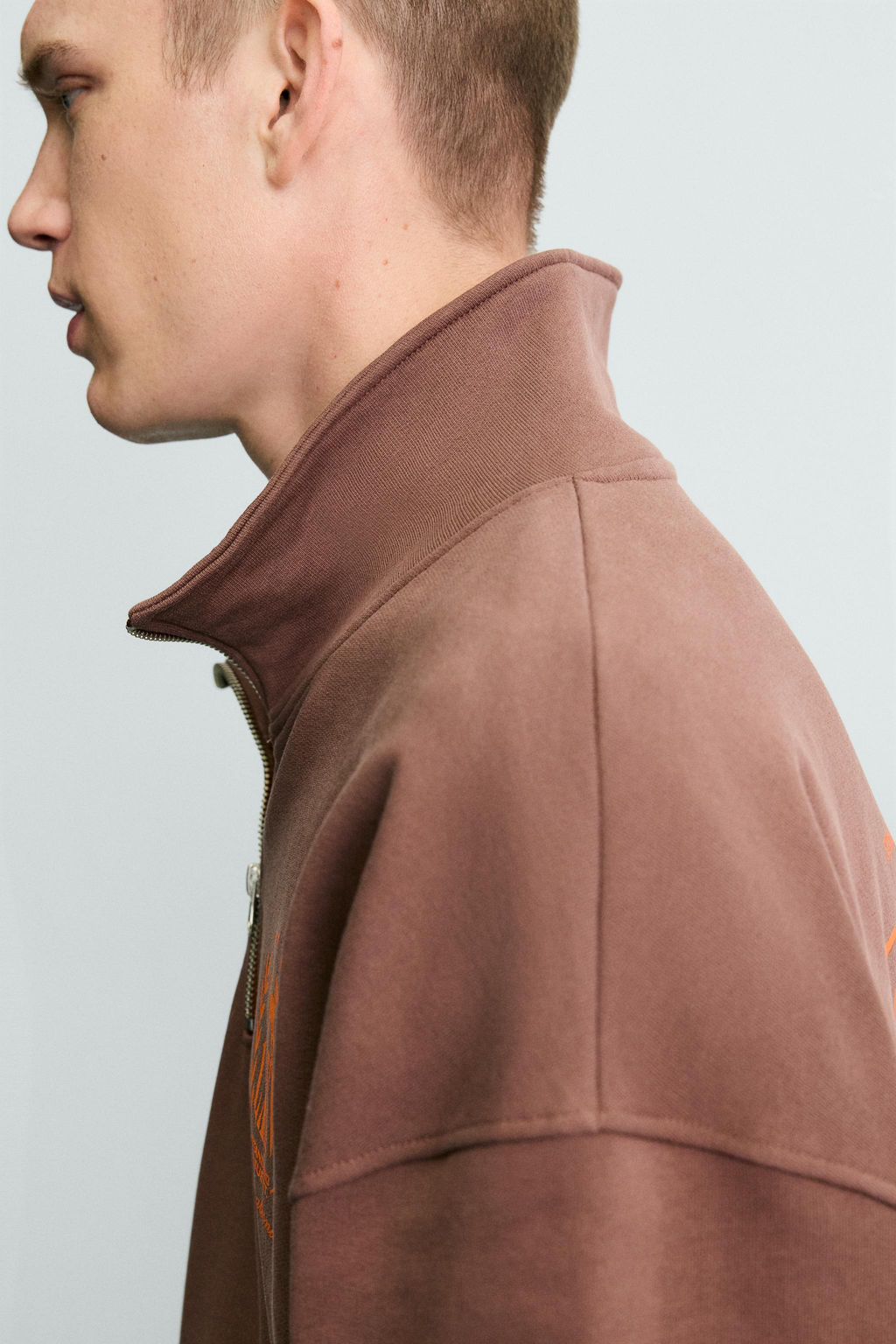 SUDADERA CUELLO CREMALLERA TEXTOS CONTRASTE / Marr?n - Zara фото 6
