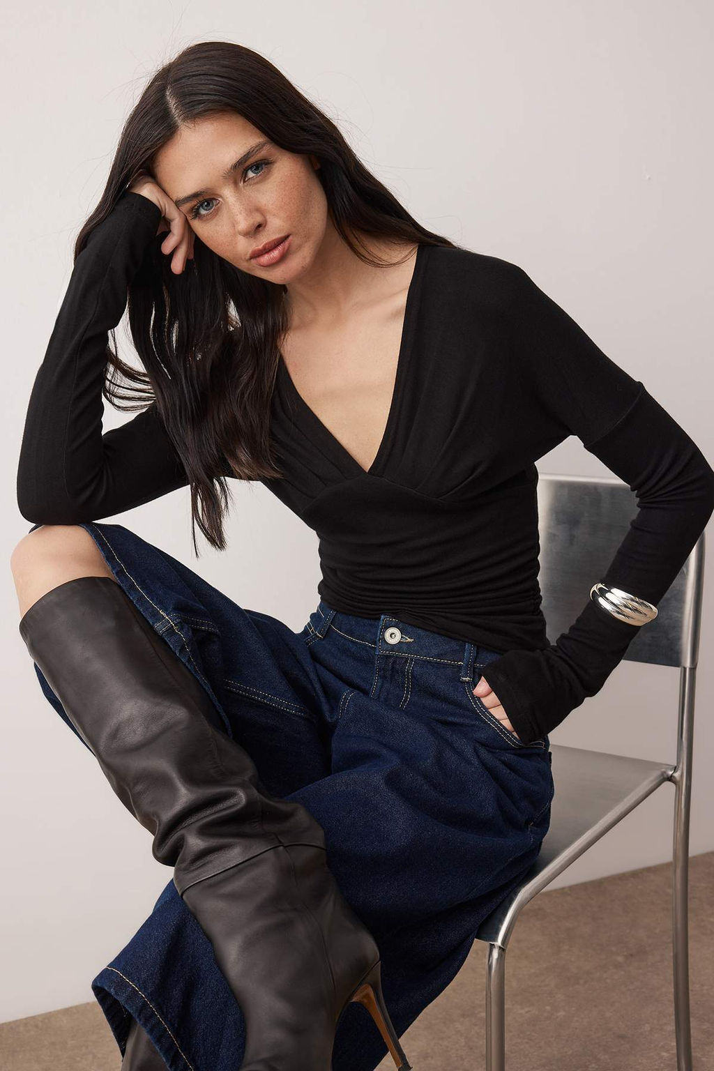 Siyah V Yaka Dokumlu Regular/Normal Kal?p S?rt Dekolteli Orme Bluz TWOAW26BZ00288