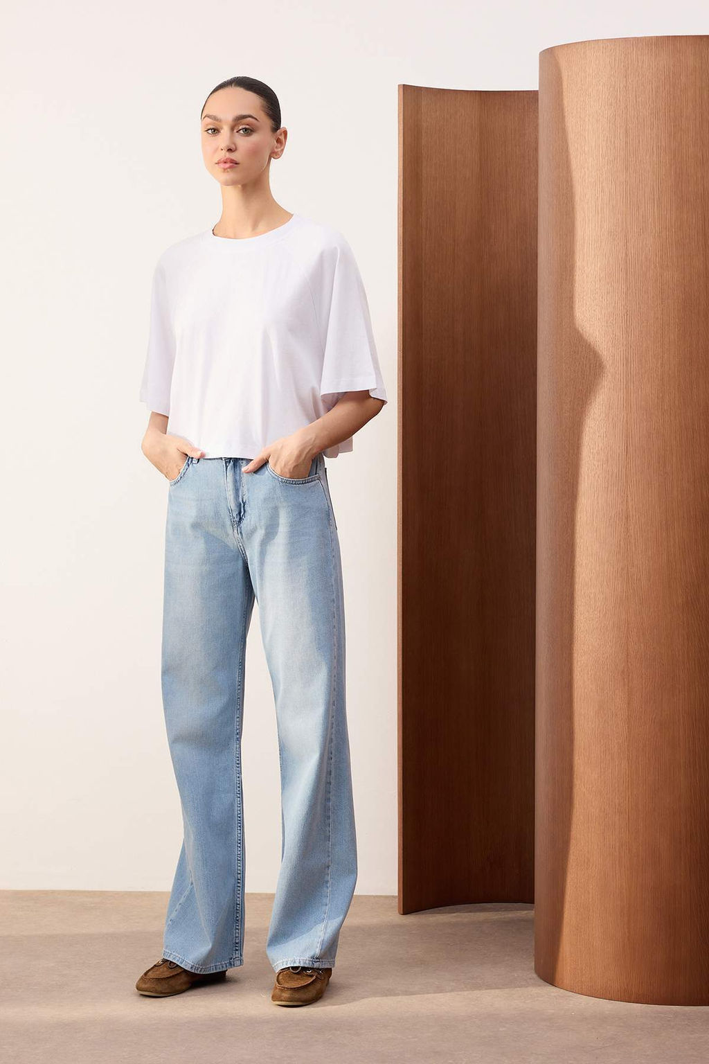 Trendyolmilla Wardrope Essentials Ac?k Mavi DOKUMLU Yuksek Bel Wide Leg Jeans TWOSS26JE00128