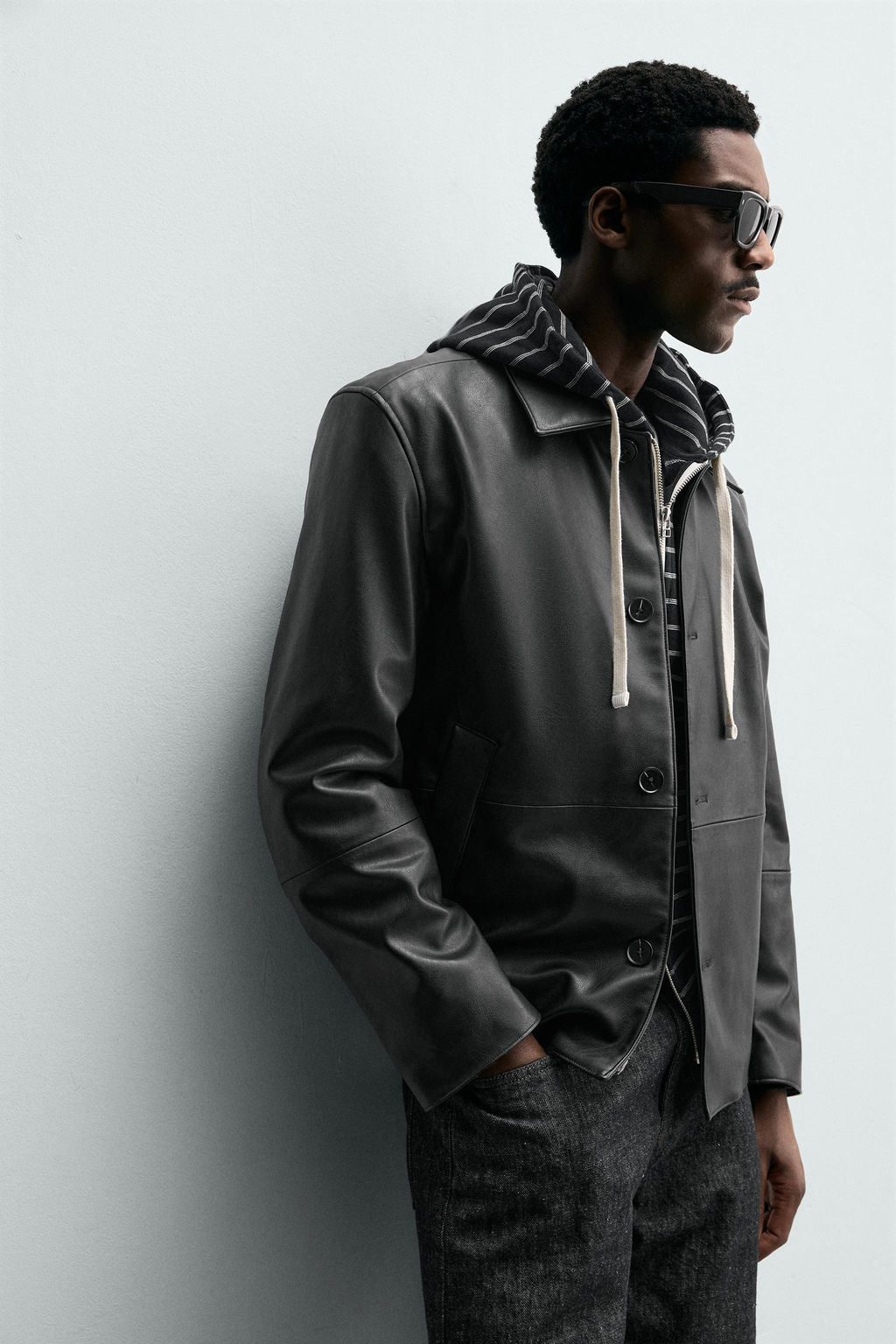 SOBRECAMISA REGULAR FIT EFECTO PIEL / Negro - Zara фото 5