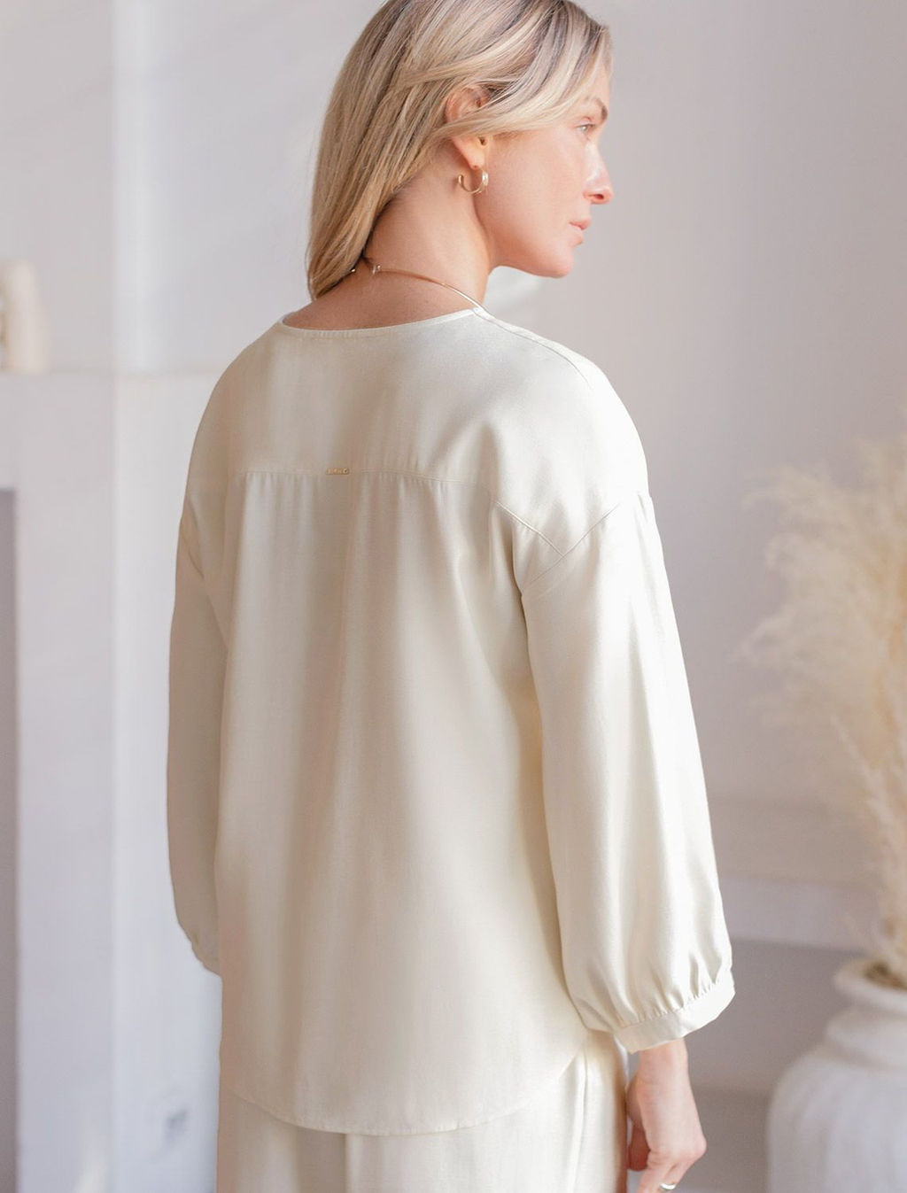 Укороченная блузка с V вырезом из плотного лиоцелла - Vilatte фото 3