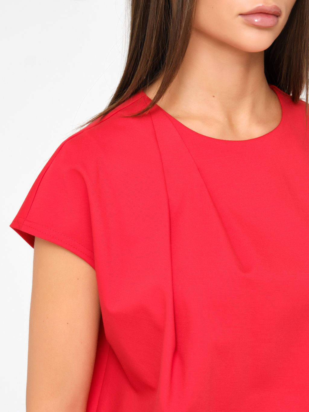 Платье со спущенным плечом