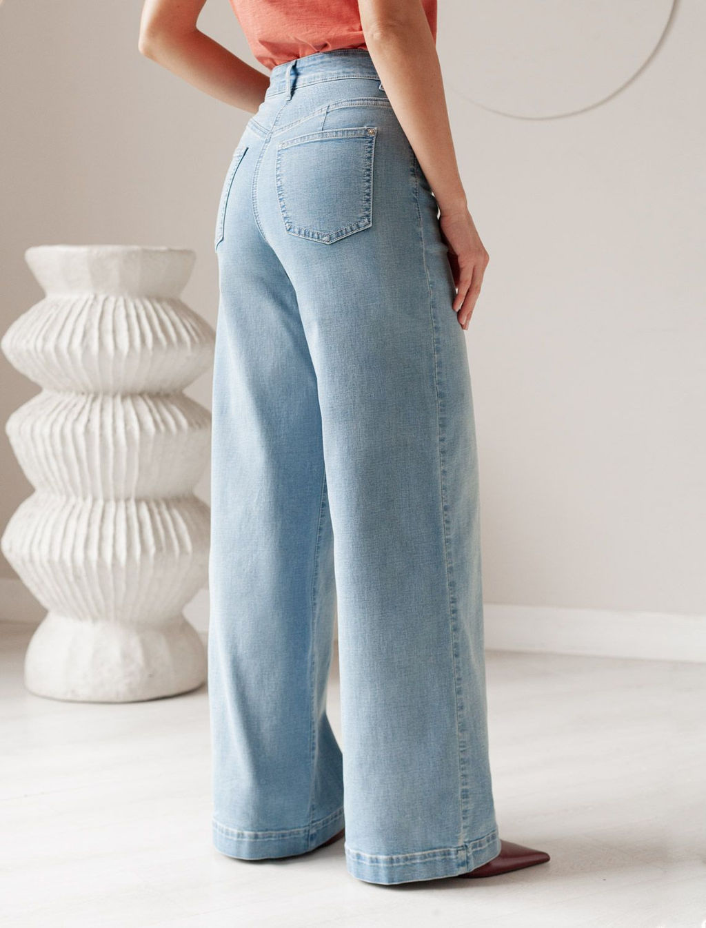 Джинсы трубы прямые с декоративной стиркой из эластичного денима - Vilatte фото 2