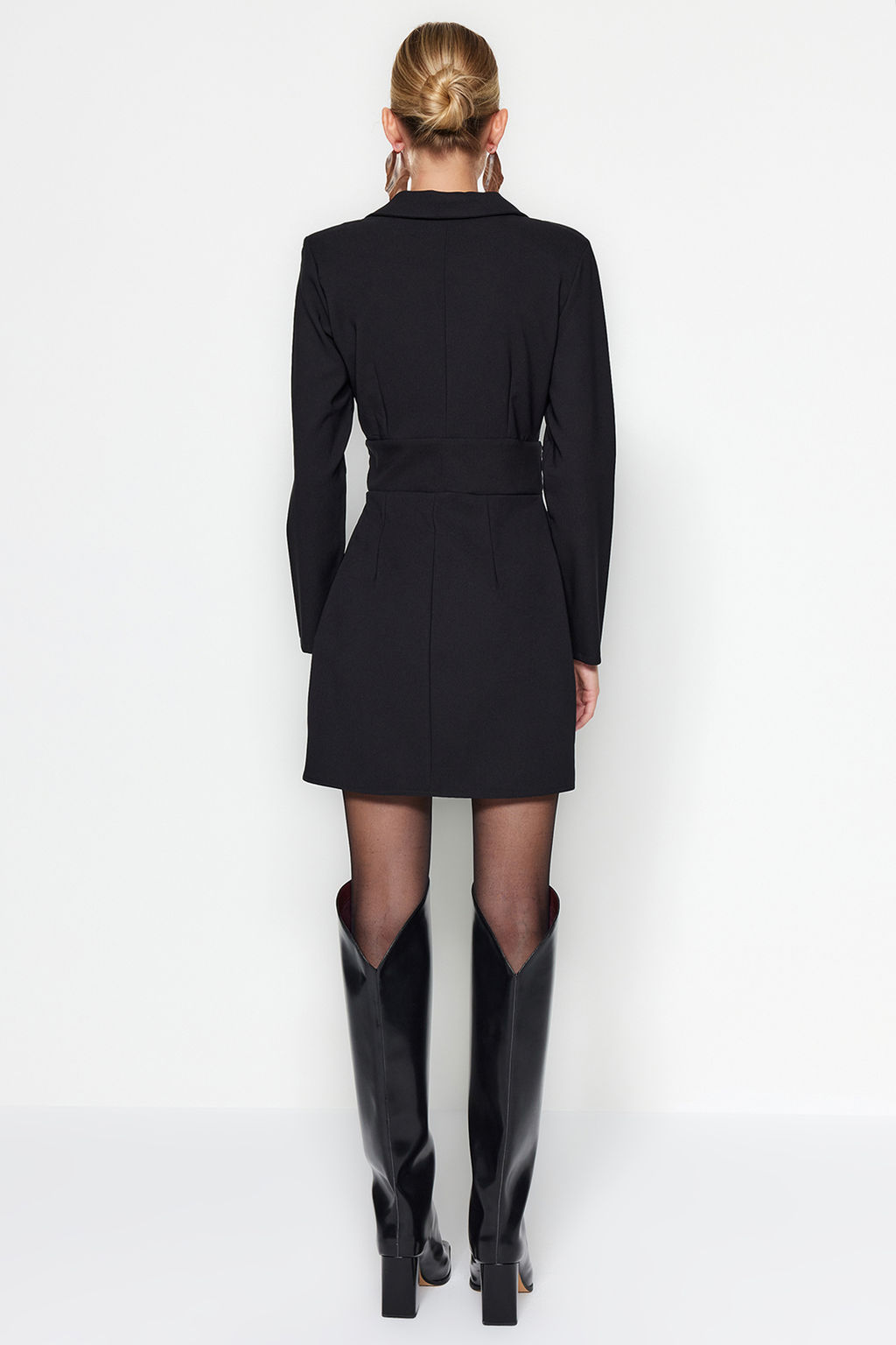 TRENDYOLMILLA Siyah Dugme Detayl? Mini Dokuma Ceket Elbise TWOAW24EL00462 фото 6