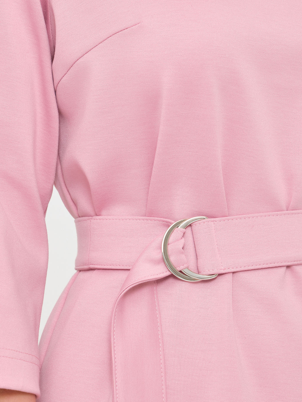 Платье с принтом на рукаве