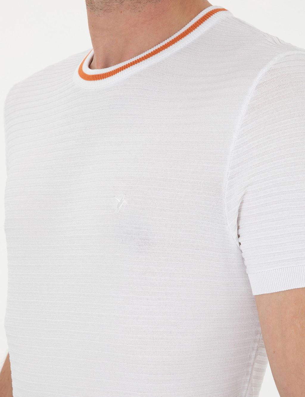 Белая приталенная трикотажная футболка с круглым вырезом - Cacharel фото 7