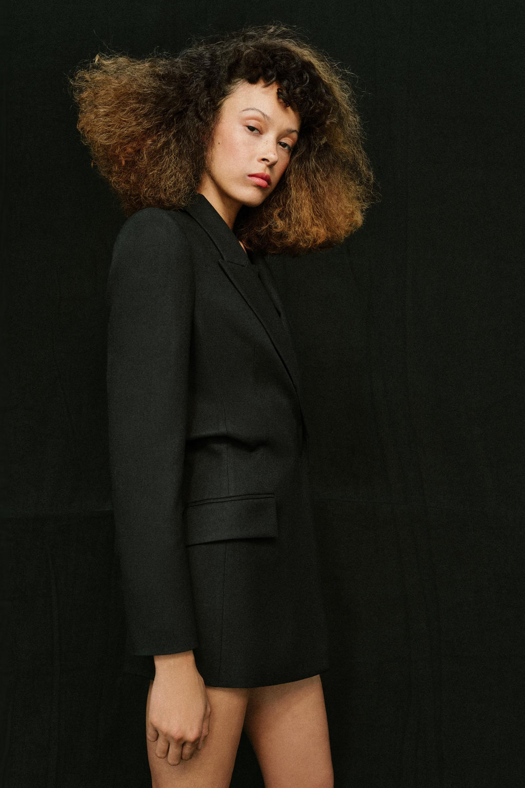 BLAZER CRUZADA CINTURA GLOBO HOMBRERAS / Negro