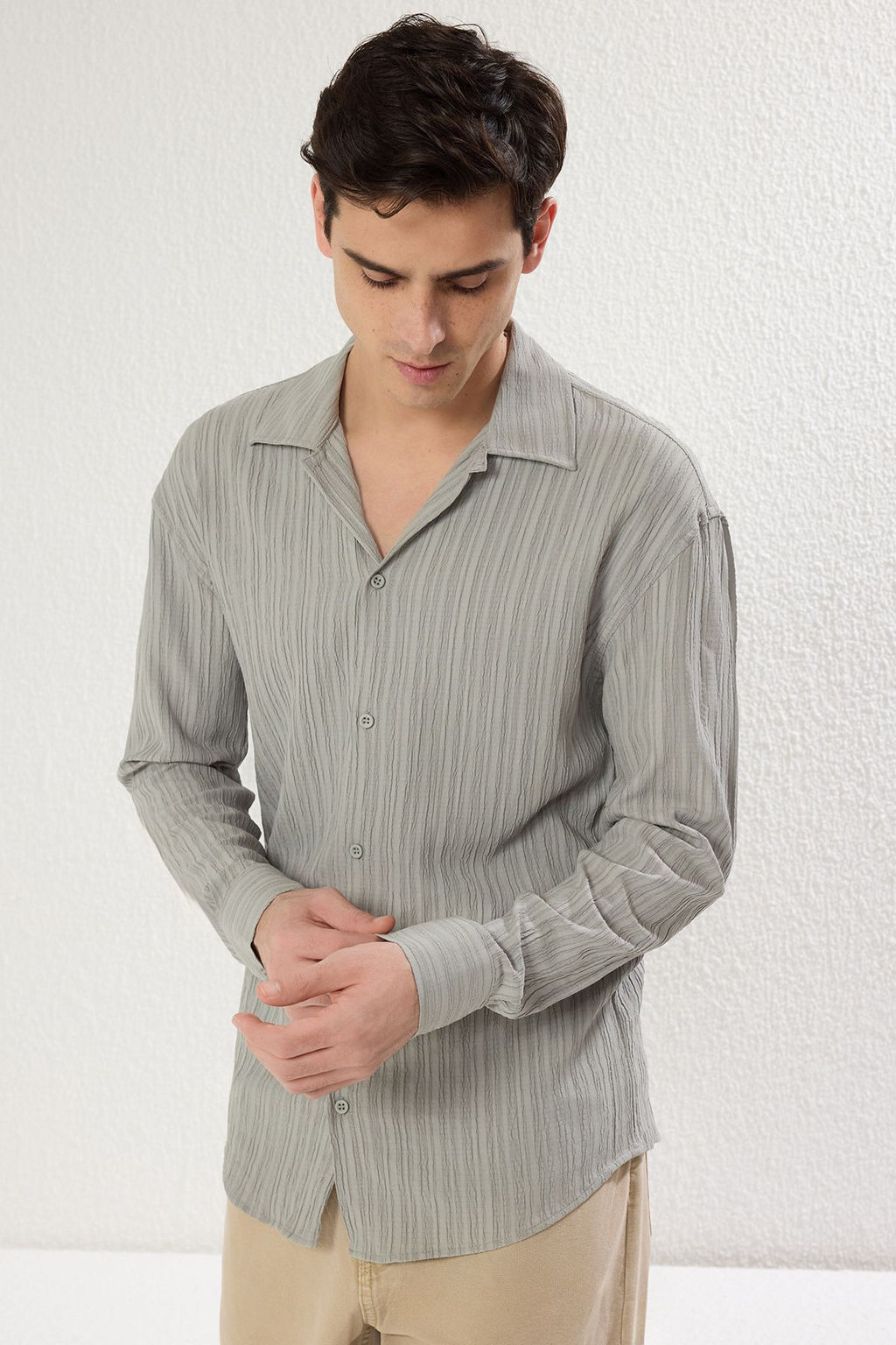 TRENDYOL MAN Haki Regular Fit Dusuk Omuzlu Dokulu Gomlek TMNSS25GO00011