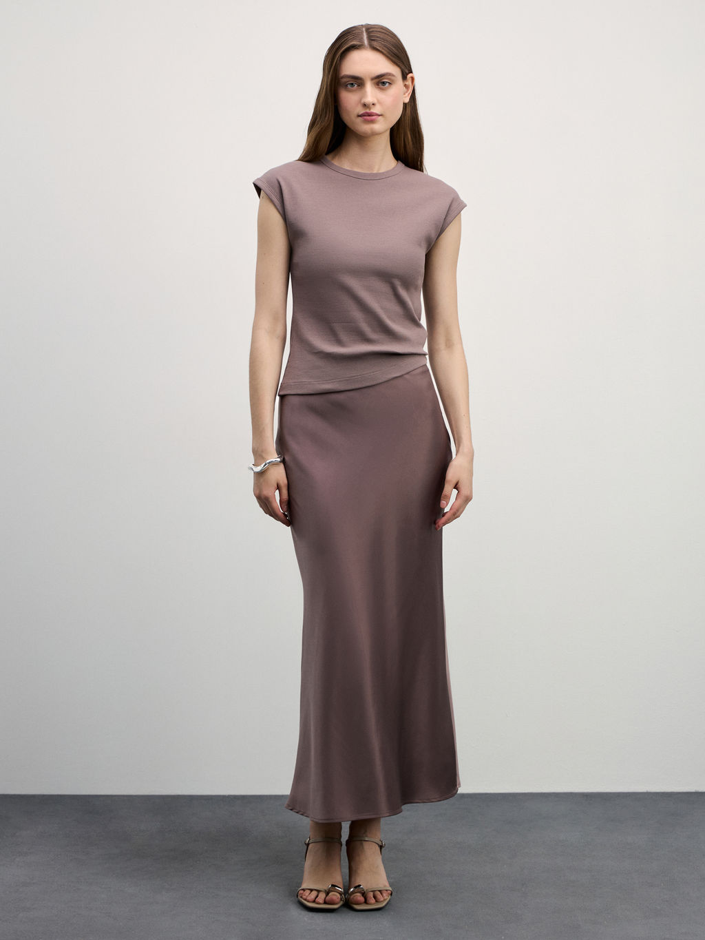 Футболка в рубчик со спущенным плечом / Zarina фото 2