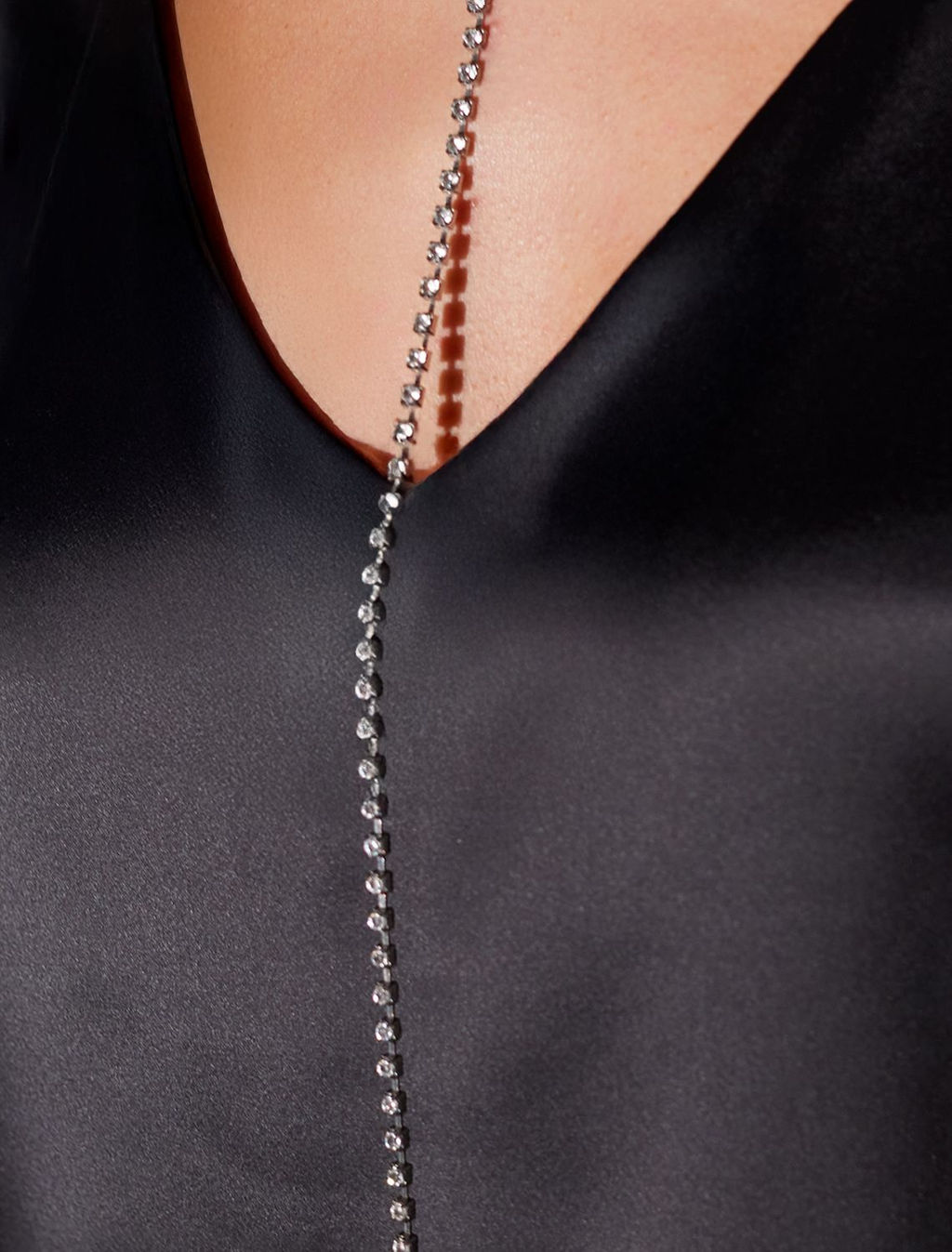 Топ Vilatte с V-вырезом из сатина черный  фото 2