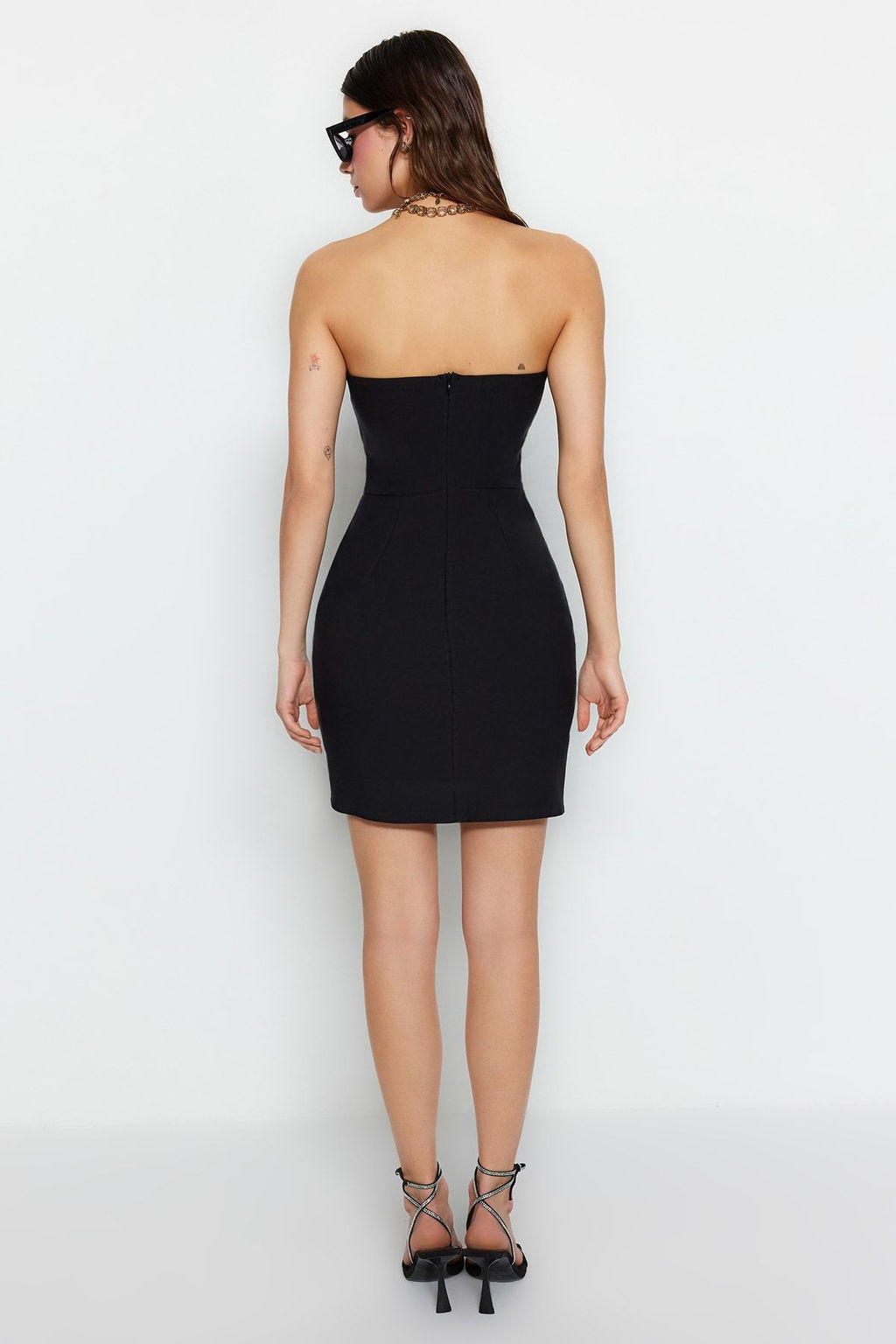 TRENDYOLMILLA Siyah Tas Bask?l? Straplez Dokuma K?sa S?k Abiye Elbise TPRSS23EL00577 фото 6