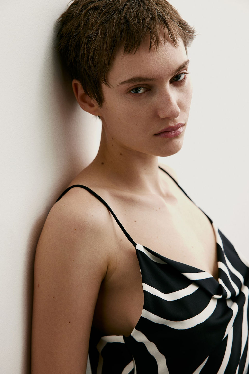 Vestido con escote drapeado - H&m фото 4