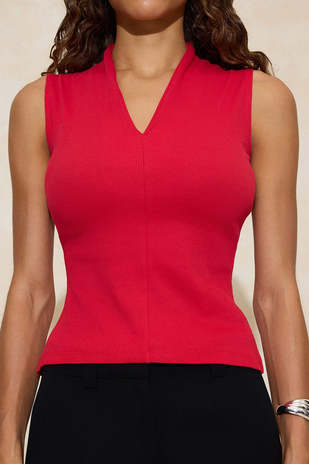 K?rm?z? Fitted/Vucuda Oturan V Yaka Kolsuz Fitilli Esnek Orme Bluz TWOSS26BZ00237