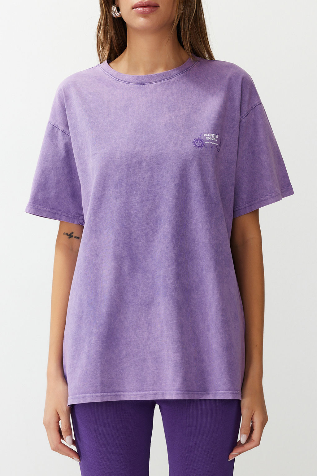 TRENDYOLMILLA Lila Oversize/Genis Kal?p Y?kamal? Slogan ve S?rt Bask?l? %100 Pamuk Orme T-Shirt TWOSS24TS00200 фото 5