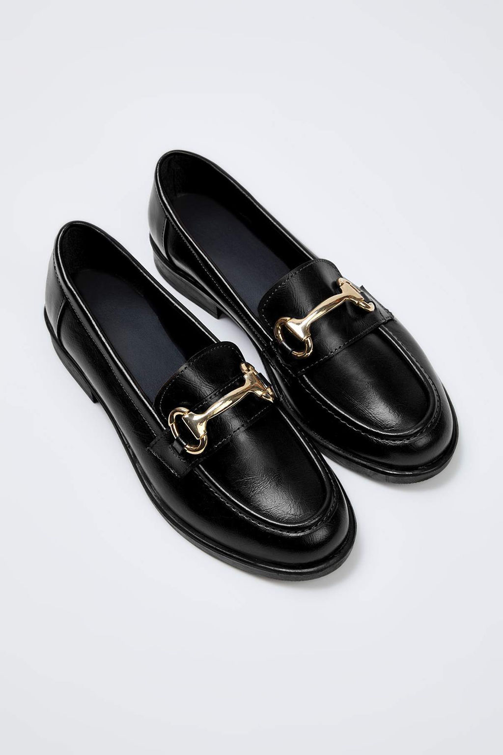 Siyah Metal Aksesuar Detayl? Kad?n Loafer Ayakkab? TAKAW26LA00007