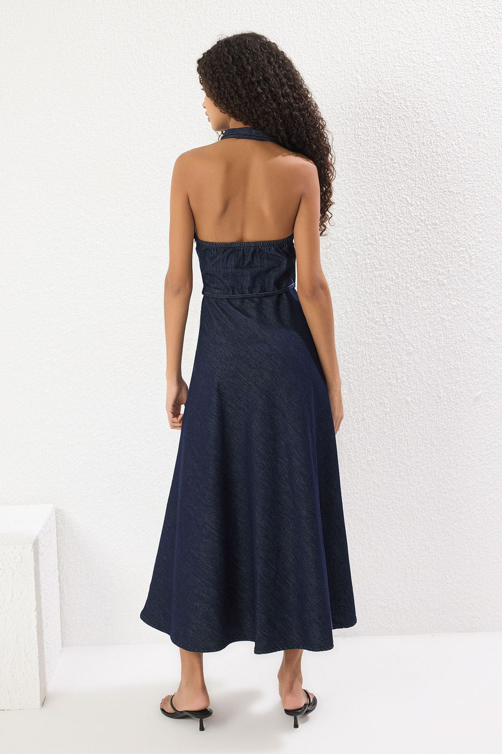 TRENDYOLMILLA Koyu Mavi Etegi Volanl? Baglama Detayl? Halter Yaka Maxi Denim Elbise TWOSS25EL00602