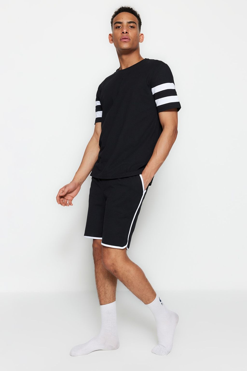 TRENDYOL MAN Siyah Regular Fit Bisiklet Yaka Kol Seritli Sortlu Pijama Tak?m? TMNSS23PT00001