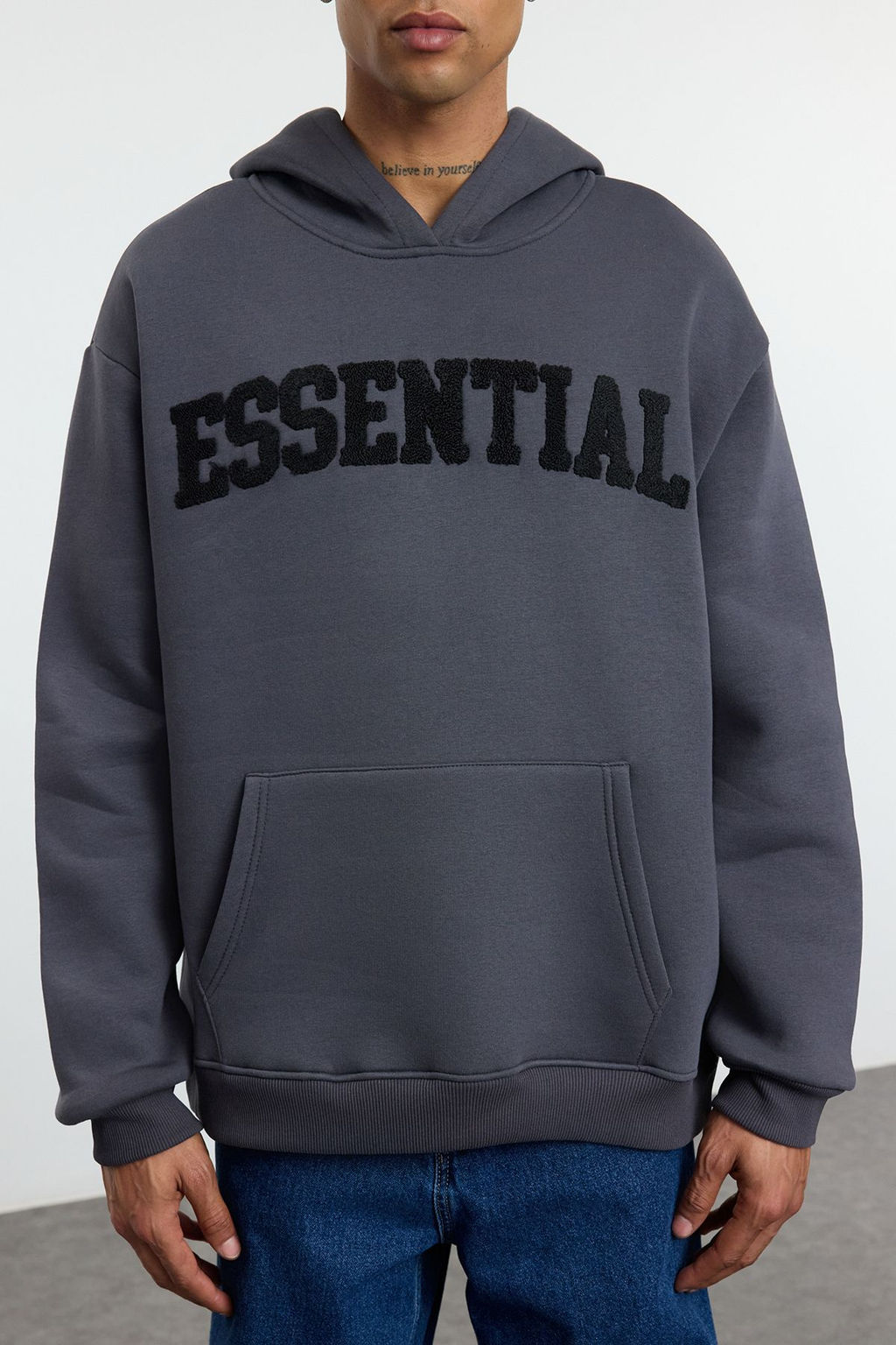 TRENDYOL MAN Antrasit Oversize/Genis Kesim Yaz? Nak?sl? Ici Polar/S?cak Tutan Kapusonlu Sweatshirt TMNAW25SW00180 - Trendyolmilla фото 3