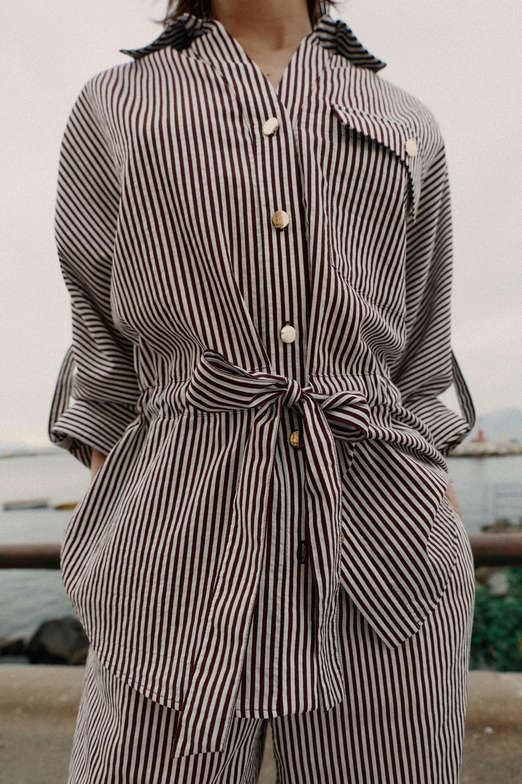 CAMISA SAFARI RAYAS / marron/blanco