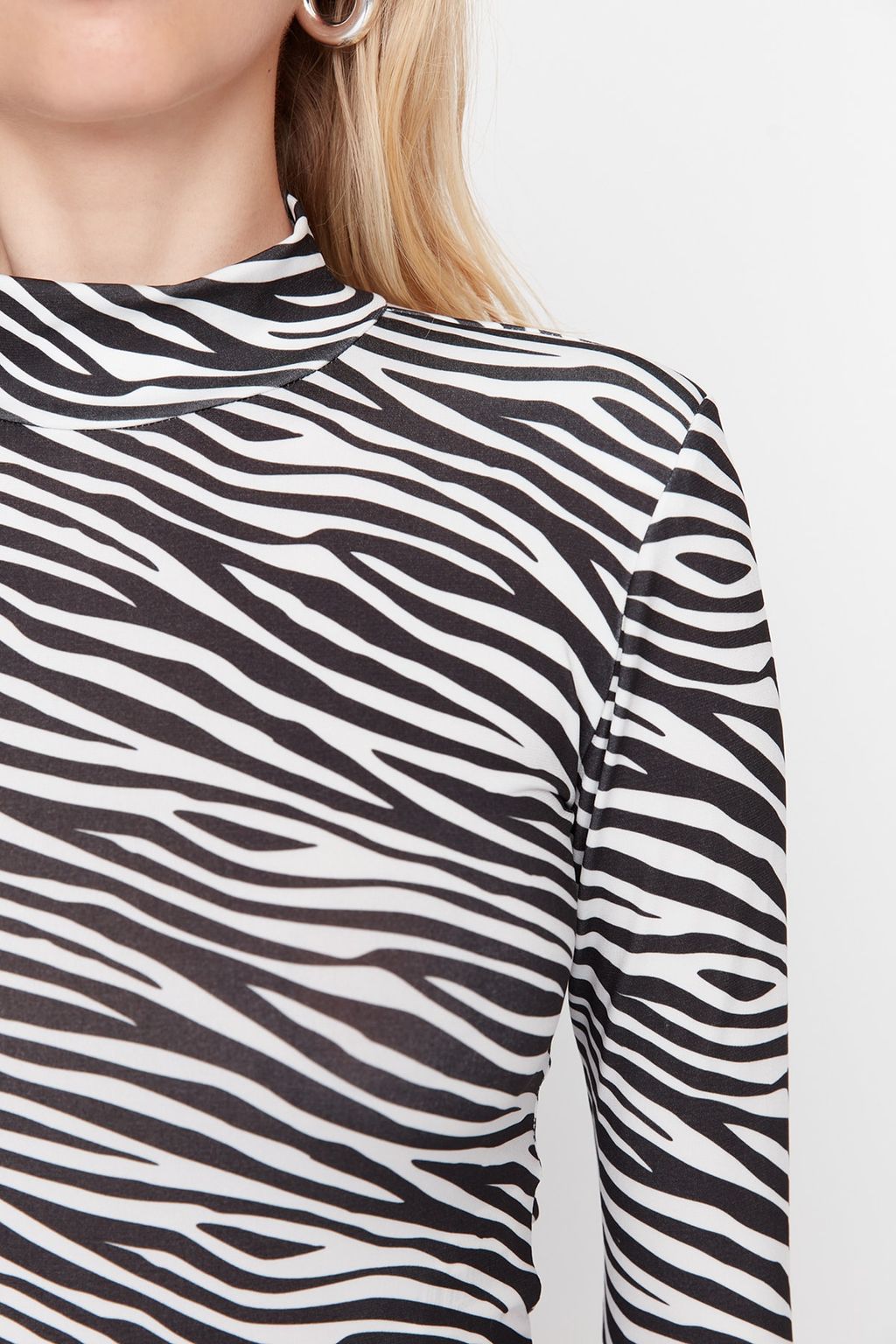 TRENDYOLMILLA Siyah Zebra Desenli Vatkal? Fitted/Vucuda Oturan Esnek C?tc?tl? Orme Body TWOSS20BD0003  фото 4