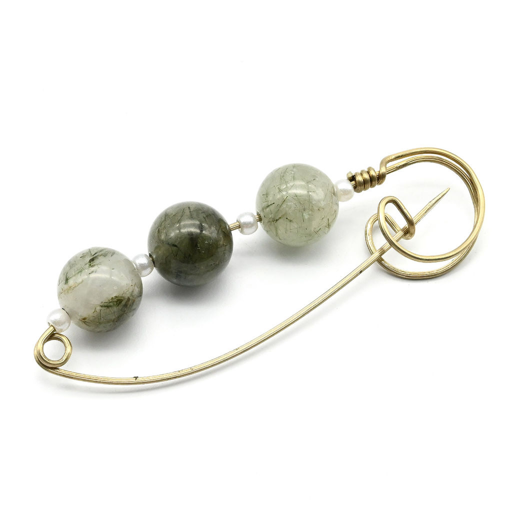 Брошь-булавка от сглаза кварц с включениями актинолита 59*20мм.