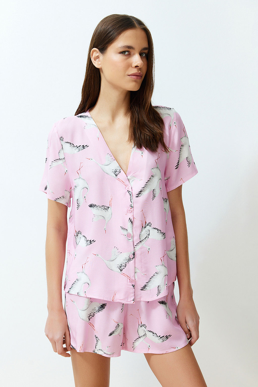 Trendyolmilla Pembe Leylek Desenli Viskon Sortlu Dokuma Pijama Tak?m? THMSS24PT00134
