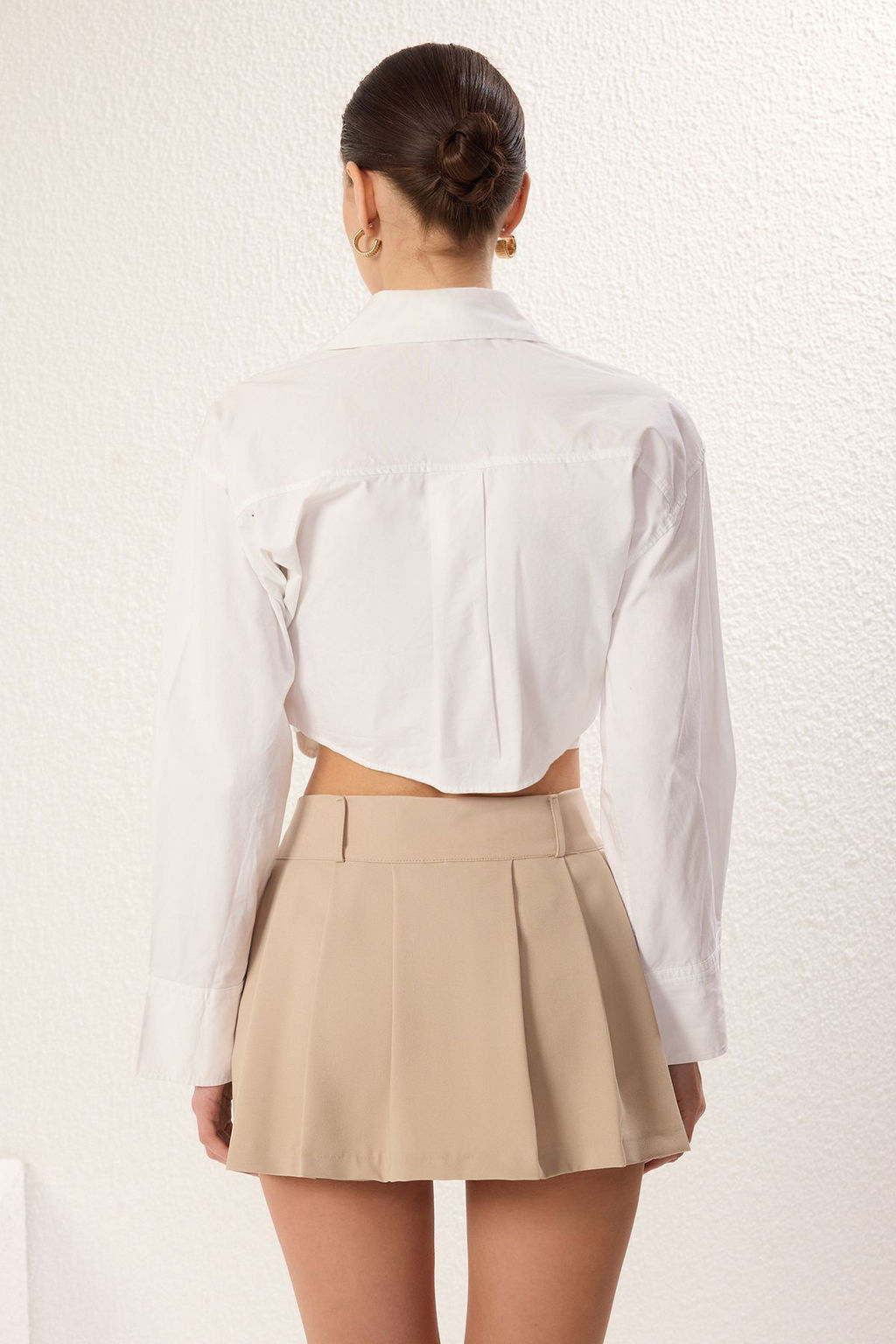 TRENDYOLMILLA Siyah Piliseli Orta Bel Super Mini Dokuma Etek Gorunumlu Sort TWOAW25SR00038  фото 25